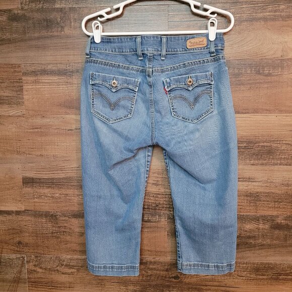 Levi's Jeans Size 8 Capri Low Rise Open Button Flap Pockets Medium Light Wash - Picture 1 of 10